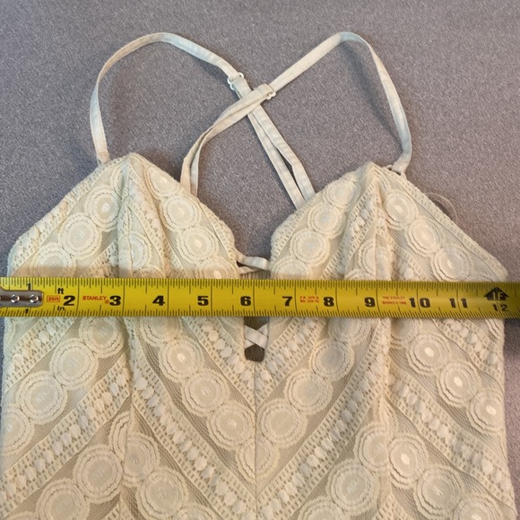 GUESS - Pretty linear dot lace dress. Size 2 - Picture 4 of 9